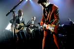 De tre bærende søjler i Monsters Of Folk er Conor Oberst (tv.),  M. Ward (forrest) og Jim James (yderst th.). I midten guitaristen Mike Moogis fra Bright Eyes, der holdt sammen på  tropperne. Foto: Per Folkver 
