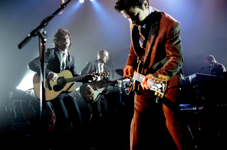De tre bærende søjler i Monsters Of Folk er Conor Oberst (tv.),  M. Ward (forrest) og Jim James (yderst th.). I midten guitaristen Mike Moogis fra Bright Eyes, der holdt sammen på  tropperne. Foto: Per Folkver 