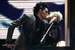 Smækkys. Adam Lambert gav en af sine musikere et langt kys under American Music Awards i weekenden. 
