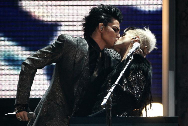 Smækkys. Adam Lambert gav en af sine musikere et langt kys under American Music Awards i weekenden. 