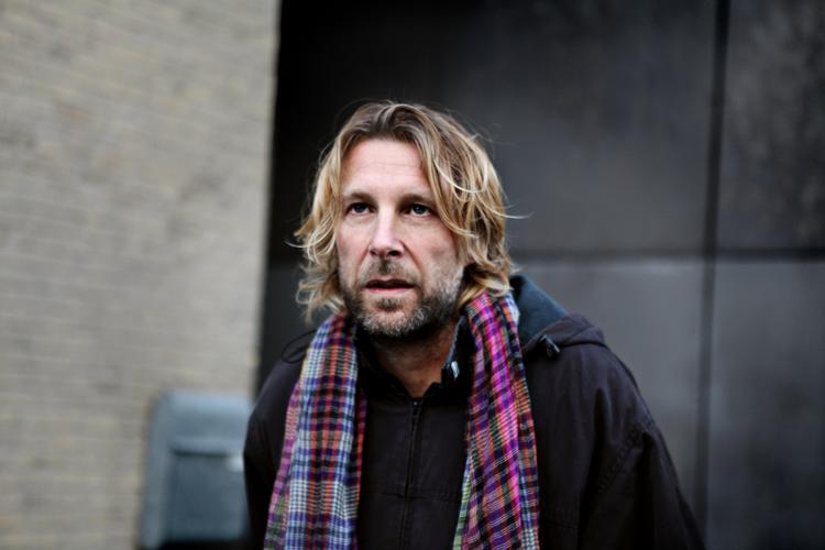 Undskyld. »Jeg kvajede mig, jeg tænkte ikke over det, og derfor har de fyret mig«, konstaterer Jon Stephensen, der alligevel håber, at Københavns Teater vil overveje fyringen en gang til. 