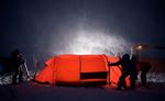 Koldt. De otte kvinder overnatter i små telte på isen, vejrudsigten lover ned til minus 40 grader 