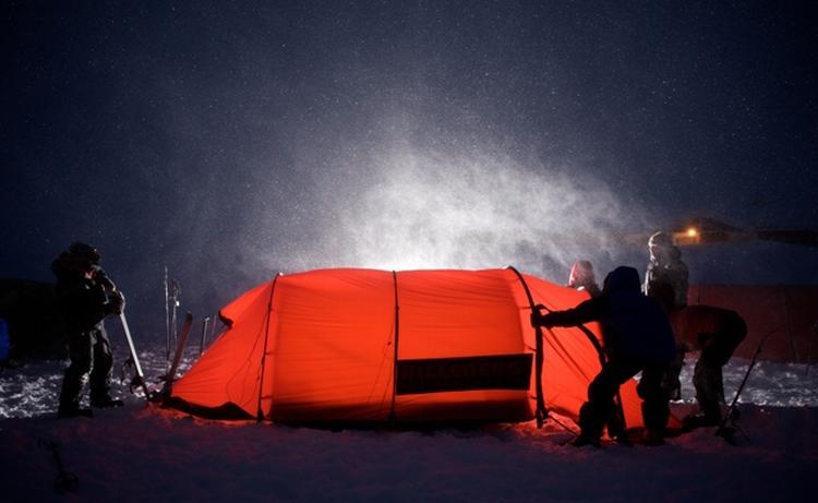 Koldt. De otte kvinder overnatter i små telte på isen, vejrudsigten lover ned til minus 40 grader 
