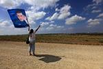 krigsfange. En israelsk kvinde flagrer med den tilfangetagne israelske soldat Gilad Shalits billede ud for den israelske grænse til det palæstinensiske område Gaza. 