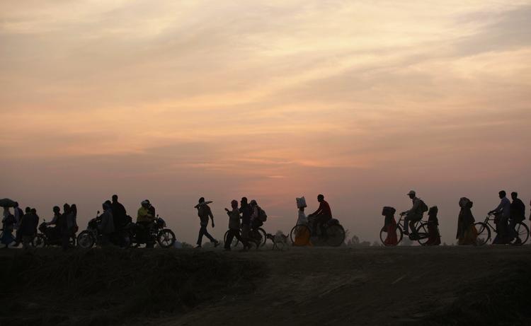 Fremad. Op mod en million hinduer forventes at deltage i ofringen. 