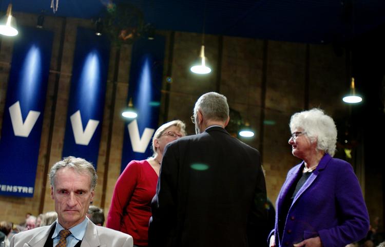 Skuffet. Bertel Haarder lagde ikke skjul på sin skuffelse, da han i 2004 blev forbigået som ny EU-kommissær, da Anders Fogh Rasmussen valgte Mariann Fischer Boel (th.) i stedet. Billedet er fra Venstres landsmøde samme år. 