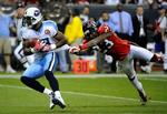 Dunta Robinson fra Houston Texans prøver at stoppe Titams' Kenny Britt. 