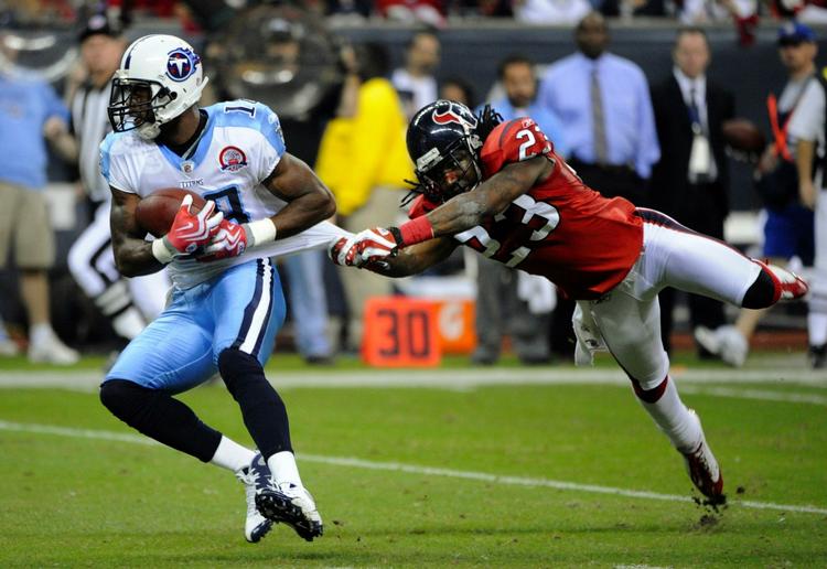 Dunta Robinson fra Houston Texans prøver at stoppe Titams' Kenny Britt. 