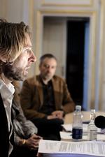 støtte fra vennerne. Jon Stephensen havde opbakning, da han i går fortalte pressen sin version af fyringssagen fra Gasværket. Til mødet dukkede bl.a. reklamedirektør Frederik Preisler (bagest), musikeren Lars Top-Galia og skuespiller Lars Bom op. 