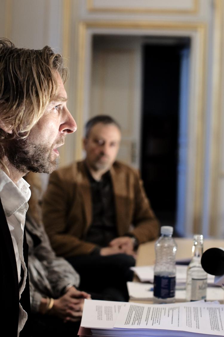 støtte fra vennerne. Jon Stephensen havde opbakning, da han i går fortalte pressen sin version af fyringssagen fra Gasværket. Til mødet dukkede bl.a. reklamedirektør Frederik Preisler (bagest), musikeren Lars Top-Galia og skuespiller Lars Bom op. 