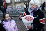 FAMILIETRÆF. Lykke Friis' familie var mødt op for at se den nybagte klimaminister på Amalienborg. Nicoline Friis, ministerens niece, og faster Olga Friis med på slotspladsen. 