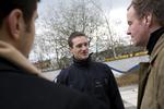 Protest. Den 32-årige Rasmus Jarlov (i midten) har ved et par  tilfældige sammenfald sikret sig en plads i Folketinget i et lille års tid. Her ses han i gang med at uddele løbesedler for en demonstration mod placeringen af det nye Ungdomshus på Dortheavej i Københavns nordvestkvarter. 