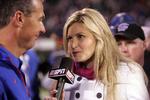 Erin Andrews interviewer her Floridas træner efter en kamp mellem Mississippi State Bulldogs og Florida Gators i amerikansk fodbold. 