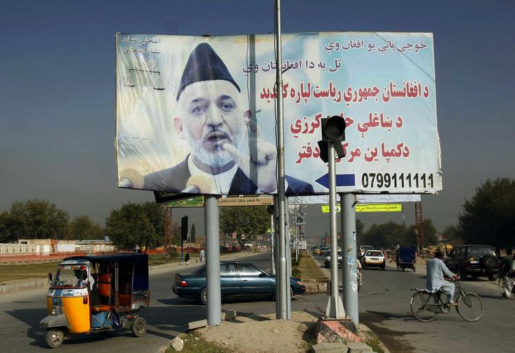 Korruption Præsident Hamid Karzai's korruptionsplagede afghanske regering er atter udsat for belastende mistanker. Valgplakaten er fra det netop overståede, voldsomt kritiserede præsidentvalg. 