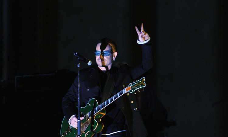 Peace. Bono og resten af U2 spiller for nylig ved festlighederne omkring 20 året for Murens fald i Berlin. 