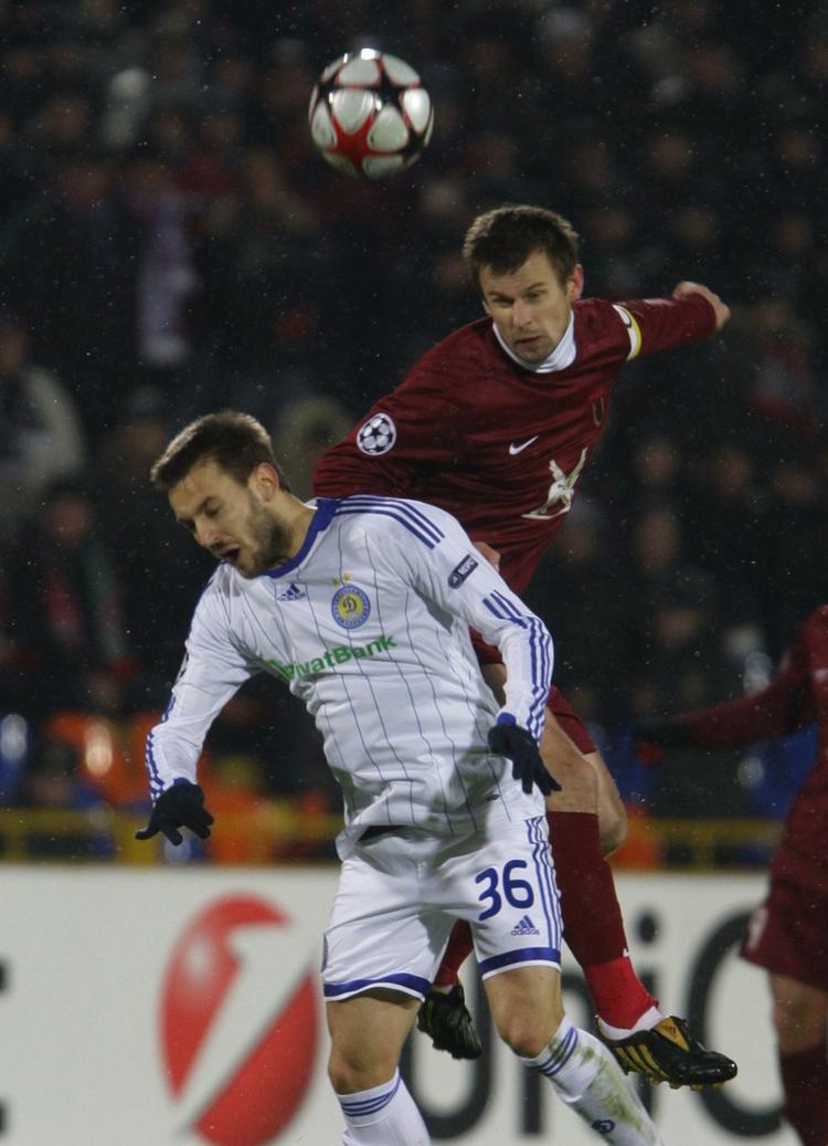 Overraskelse. Inter og Barcelona var de store forhåndsfavoritter i gruppe F, men sandheden er, at både Rubin Kazan (på billedet ses anfører Sergej Semak) og Dinamo Kijev fortsat har muligheder for at spille sig i 1/8-finalerne. 