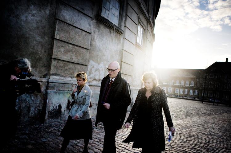 Vagtskifte. Connie  Hedegaard (t.h.) bliver Danmarks nye  EU-kommissær. Mens Lykke Friis (t.v.) bliver ny klimaminister. Her sammen  med departementschef Thomas Egebo. Foto: Niels Christensen. 