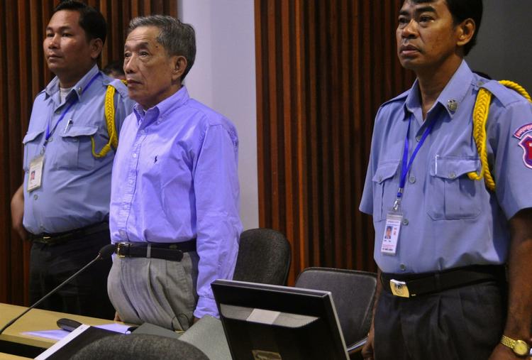 Undskyld. Kaing Guek Eav i midten har under retssagen sagt, at han undskylder sine handlinger som fængselschef under Khmer Rouge. 