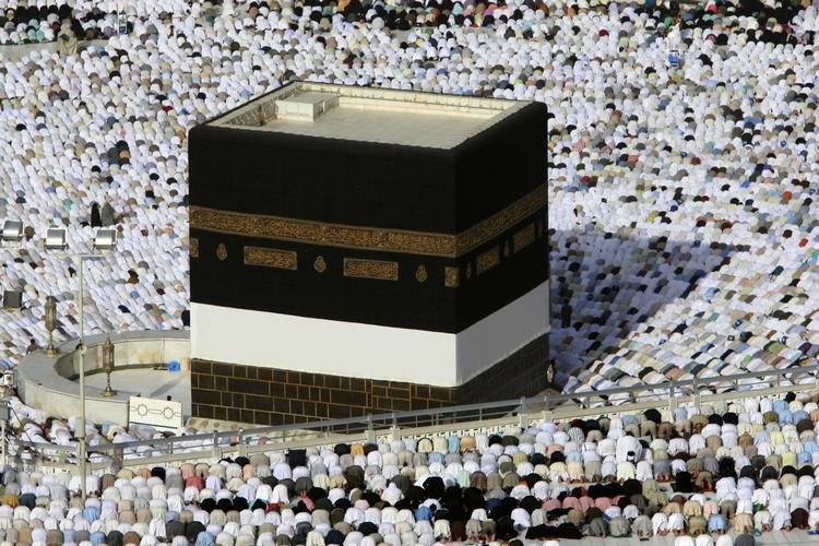 Pilgrimsfærd. Pilgrimme samlet i bøn om Kabaen i Mekka. 