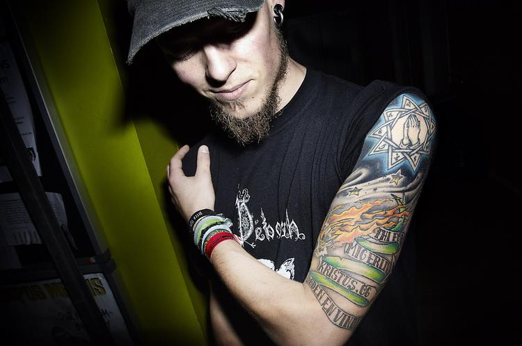 Lovsang. Til den kristne metalfest i Århus priser publikum og bandene Gud gennem bøn, tatoveringer, headbanging og rallende sang. 