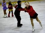 IDRÆT. Børn træner kunstskøjteløb i den hal, der blev raget ned for at give plads til Parkens multi-arena. Opgives den, kan det koste kommunekassen dyrt. Arkivfoto. 