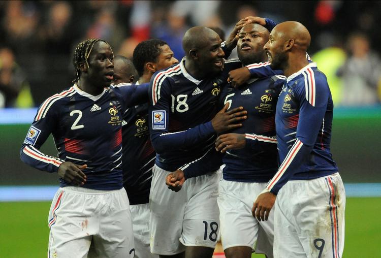 PENGEREGN. William Gallas' afgørende scoring mod Irland sendte Frankrig til VM og millioner af kroner ned i spillernes lommer. 