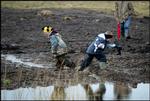 Mudderbad. Lad dem endelig blive helt sorte - og lad være med at overdrive badene til de små. Ny forskning bekræfter den gamle tese om, at et vist lag af bakterier er godt for små kroppe. 