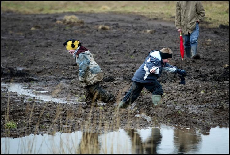 Mudderbad. Lad dem endelig blive helt sorte - og lad være med at overdrive badene til de små. Ny forskning bekræfter den gamle tese om, at et vist lag af bakterier er godt for små kroppe. 