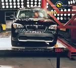 BMW X1 er her udsat for pæletesten, som er en af de skrappeste discipliner i Euro NCAP's crashtest. BMW X1 får topkarakter på fem stjerner. Foto: Euro NCAP/FDM 
