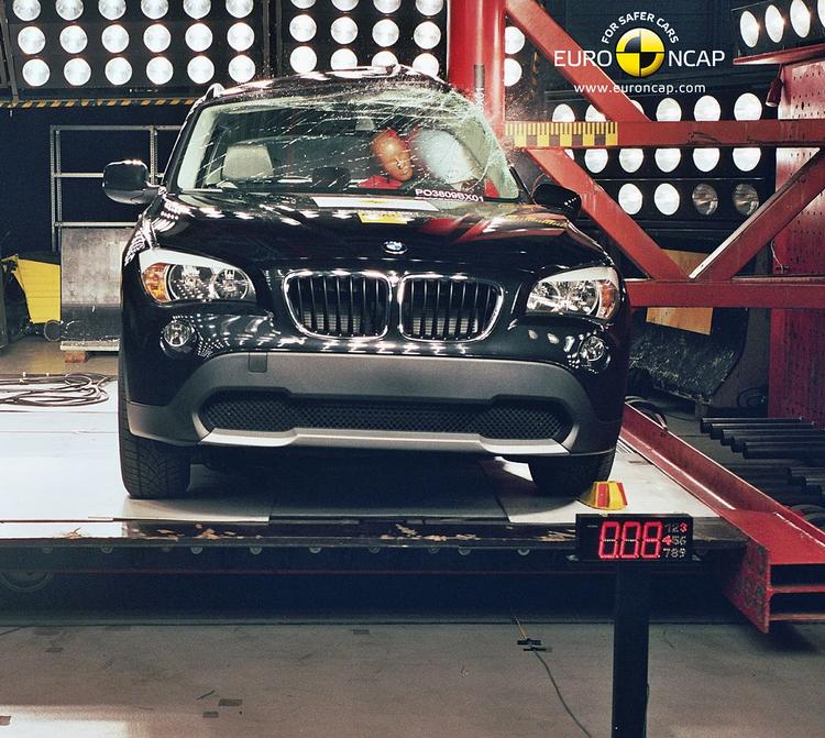 BMW X1 er her udsat for pæletesten, som er en af de skrappeste discipliner i Euro NCAP's crashtest. BMW X1 får topkarakter på fem stjerner. Foto: Euro NCAP/FDM 