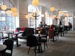 Cafe G serverer både morgenmad og cocktails. Og som en noget speciel service kan man også få pudset sin sko. 