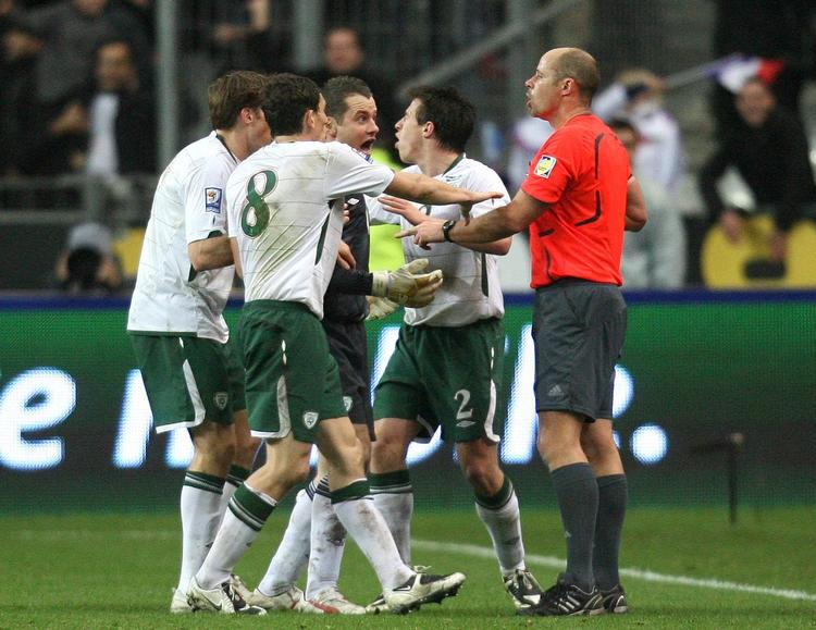 tumult. Det har været en begivenhedsrig uge for den svenske dommer Martin Hansson (th) efter 'snydemålet', der sendte Frankrig videre til VM på bekostning af Irland. Arkivfoto. 
