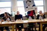 Kontroversiel. Anne-Mette Wehmüller fotograferet under et valgmøde - og bag sin valgplakat. 