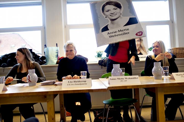 Kontroversiel. Anne-Mette Wehmüller fotograferet under et valgmøde - og bag sin valgplakat. 