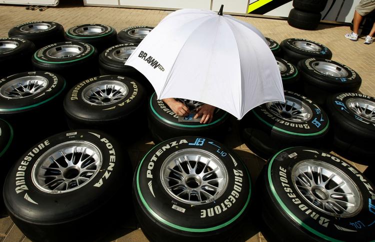 Dæk til Formel 1-racerbiler vil ikke skulle leve op til den nye EU-energimærkning, men fra 2012 skal bildæk kunne vælges med miljøvenlige briller på. 