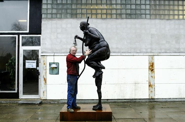 Sculptor Jens Galschiøtt with his statue. Among other locations has also been shown in Hong Kong, Greece and France. Archive 