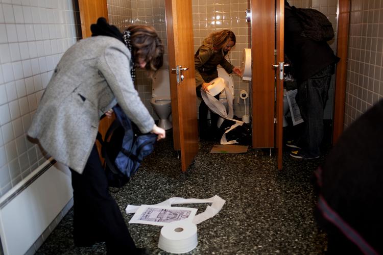 Aktion. Forældrene gik målrettet på toilettet. 