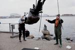Jens GalschiÃ¸t og bronze stÃ¸ber Kurt Lilliendal Hansen rejser vÃ¦ltet skulptur