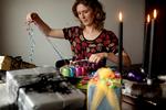 Kathrine Smedegaard Pedersen, der læser til designteknolog, opfordrer til,  at vi gør lidt ekstra ud af indpakningen. 