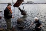 Lettet. Jens Galschiøt dirigerer redningsaktionen, mens bronzestøber Kurt Lilliendal Hansen er hoppet i vandet. 