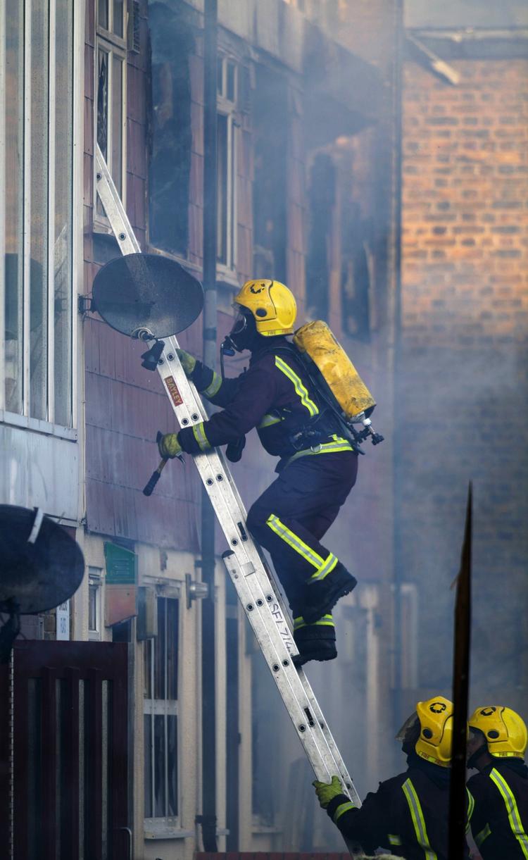 Redningsmand. Snesevis af brandfolk har taget kampen op med flammerne. 