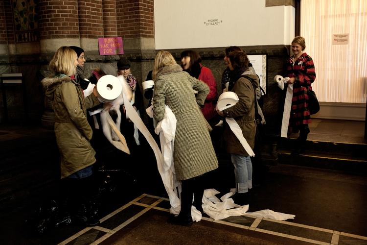 Happening. Vrede forældre har i ugevis aktioneret mod de planlagte besparelser i København. I dag stjal nogle af dem toiletpapir på rådhuset. 