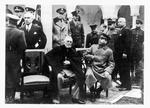 Topmøde. Franklin D. Roosevelt får sig en smøg, mens han og Stalin venter på den tredje af De Tre Store, Winston Churchill, under Jaltakonferencen 9. februar 1945. Foto fra bogen 