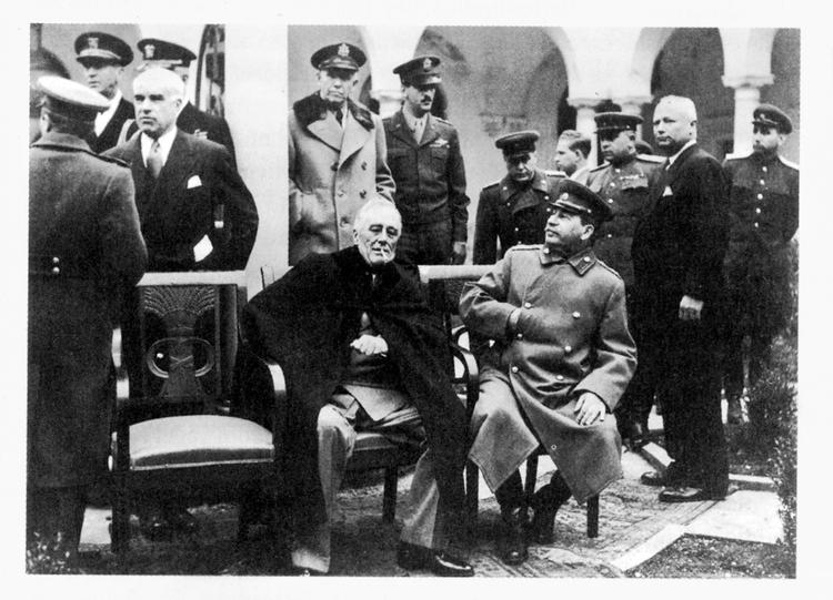 Topmøde. Franklin D. Roosevelt får sig en smøg, mens han og Stalin venter på den tredje af De Tre Store, Winston Churchill, under Jaltakonferencen 9. februar 1945. Foto fra bogen 