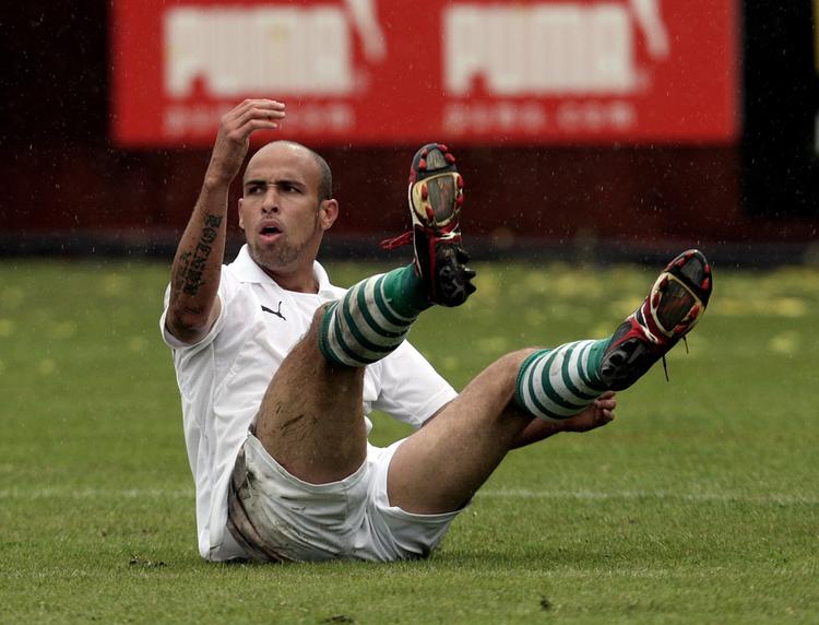 nedtur. Viborg FF's Alex da Silva bider i græsset. Og den manglende succes har været dyr for klubben. Arkivfoto. 