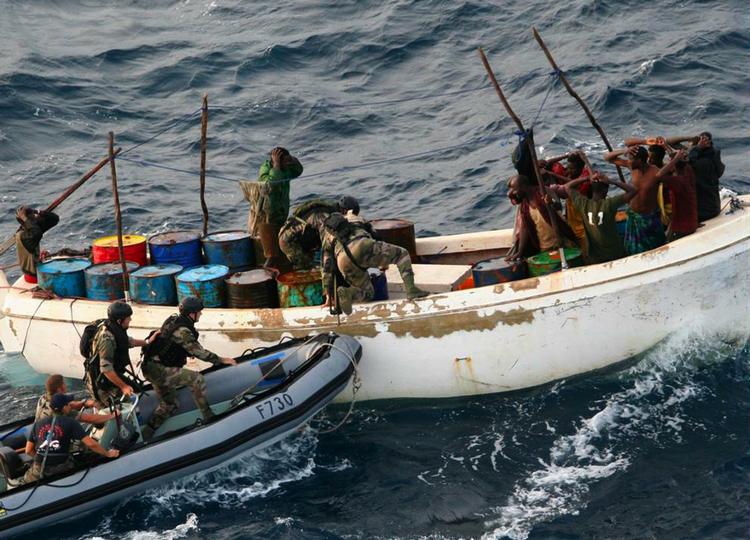 EU's krigsskibe har stort held med at beskytte fragtskibe ud for Somalias kyst. Men parlamentet ser gerne, at indsatsen på landjorden bliver den varige løsning på piratproblemet. 