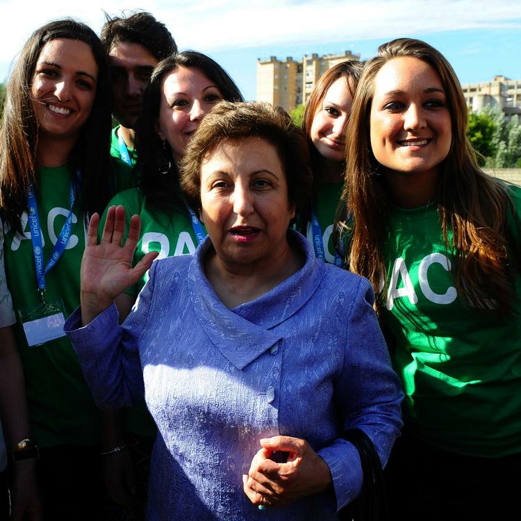 Den iranske menneskeretsadvokat Shirin Ebadi er blevet frataget sin Nobel-pris af de iranske myndigheder. 