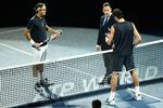 Del Potro, th., slog Roger Federer, tv., og dermed kom han lige akkurat videre til semifinalerne i sæsonfinalen i London. 