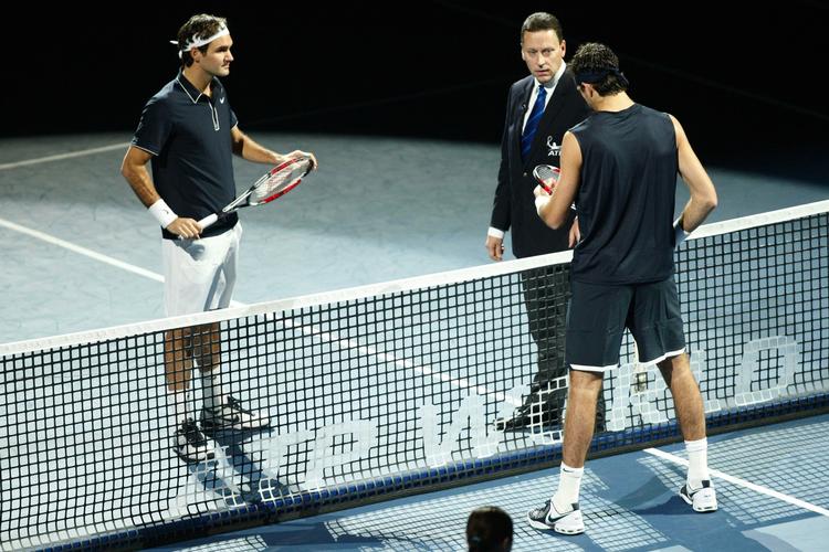 Del Potro, th., slog Roger Federer, tv., og dermed kom han lige akkurat videre til semifinalerne i sæsonfinalen i London. 