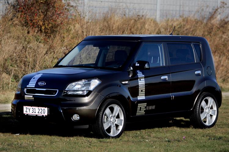 Kia Soul er høj og kantet, men der er ikke overvældende plads i bagagerummet. 